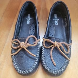 Minnetonka Woman’s Size 7 Navy Blue Boat Slip On Driving Loafers Leather Shoes